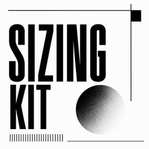 Può includere: Un design grafico in bianco e nero con il testo in grassetto SIZING KIT in un carattere sans-serif alto. A destra del testo si trova una forma circolare con una texture a gradiente punteggiato. Il design include linee nere sottili.