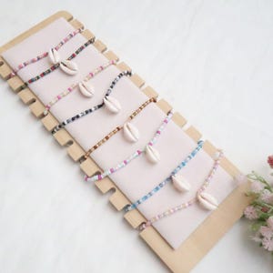 Halskette mit Kauri-Muschel und vielen bunten Perlen, als Choker oder Kette tragbar