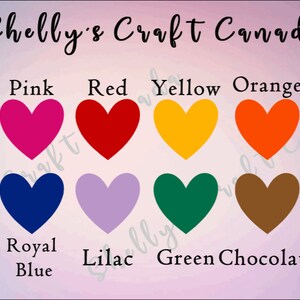 Puede incluir: Una tabla de 12 muestras de color en forma de coraz&oacute;n con los nombres de cada color enumerados debajo. Los colores son: Bubblegum, Rosa, Rojo, Amarillo, Naranja, Oro, Azul cielo, Azul real, Lila, Verde, Chocolate y Negro.