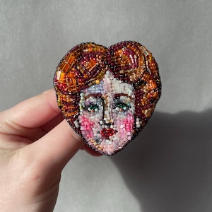 Broche faite main en perles La Reine de coeur. Bijoux brodés à la main. Broche portrait. Cartes postales victoriennes. Cadeau Saint-Valentin. Épinglette de carte à jouer