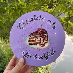 Praktyczna magia Koralikowy tort czekoladowy na płótnie. „W tym domu na śniadanie jemy tort czekoladowy”. Zasada sióstr Owens :)