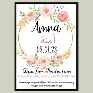 Peut inclure: Une couronne de fleurs roses avec un cercle doré au centre. Le nom "Amna" et le texte arabe "آمنة" sont écrits en noir à l'intérieur du cercle. La date "02.01.23" est écrite sous le nom. Le texte "Dua for Protection" est écrit en noir sous la couronne. Le texte arabe "أَعُوذُ بِكَلِمَاتِ اللَّهِ التَّامَّةِ مِنْ كُلِّ شَيْطَانٍ، وعامَّة، وَ مِنْ كُلِّ عَيْنٍ لامَّة" est écrit sous le texte "Dua for Protection". Le texte "I seek refuge for you with fillah's (SWT) perfect words from every devil, poisonous creature, and evil eye." est écrit en noir sous le texte arabe.