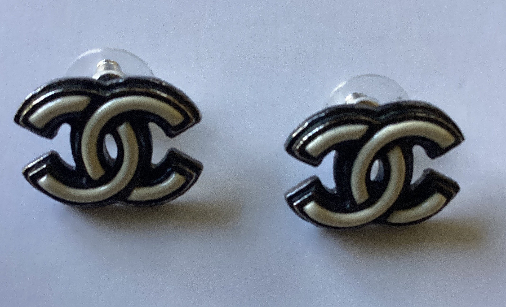 Chanel Earrings White Black Woman Authentic Used Y2589