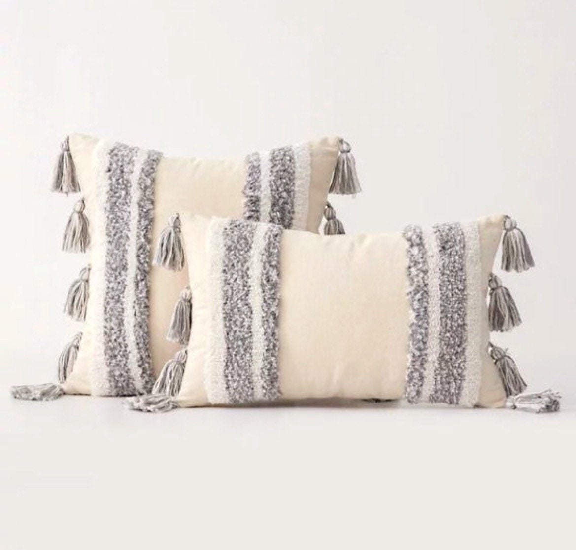 Housse de Coussin Touffue en Macramé Motif Géométrique à Rayures Grises.