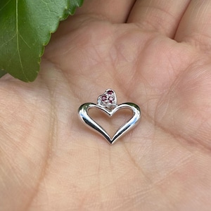 Vintage 14K vitguldshänge med naturlig rubin och dubbelt hjärta