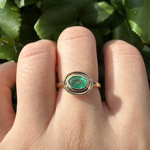 Anillo vintage de oro macizo de 14 quilates con esmeralda engastada en bisel: Talla estadounidense 6.5