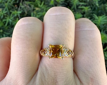 Vintage 14 kt geelgouden ring met citrien geslepen citrien met 3 stenen - VS 7