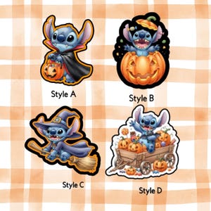 Könnte beinhalten: Vier Halloween-Aufkleber mit einem blauen Alien-Charakter. Stil A zeigt die Figur in einem Vampirkostüm. Stil B hat die Figur in einem Kürbis. Stil C zeigt die Figur als Hexe. Stil D hat die Figur in einem Wagen mit Kürbissen.