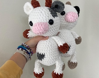 Vaca de peluche tejida a crochet: animal de peluche hecho a mano