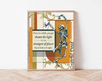 Può includere: Un poster in stile vintage con uno scheletro che balla in un motivo geometrico. Il poster presenta il testo "Once in a while, you get shown the light in the strangest of places if you look at it right." e "Grateful Dead" in un font stilizzato.