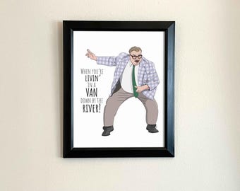 Puede incluir: Una ilustración de dibujos animados de un hombre con una chaqueta a cuadros y pantalones de color caqui bailando con el texto "When you're livin' in a van down by the river!"
