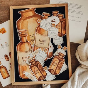 Puede incluir: Un conjunto de botellas de vidrio marrón con etiquetas que indican diferentes capacidades de líquido en mililitros (mL) y litros (L). Las botellas están dispuestas sobre un fondo negro dentro de un marco de madera. Las etiquetas incluyen: 250 mL, 500 mL, 1 L (1000 mL) y 2 L (2000 mL).