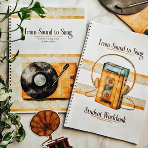 Könnte beinhalten: Zwei spiralgebundene Arbeitsbücher mit dem Titel "From Sound to Song". Das erste Buch zeigt einen Vintage-Plattenspieler mit einer Schallplatte darauf. Das zweite Buch hat einen Vintage-Kassettenspieler mit Kopfhörern. Der Text "Student Workbook" ist auf dem zweiten Buch gedruckt.