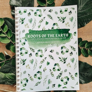 Pode incluir: Um livro branco em espiral com um padrão de aquarela verde e branco. A capa apresenta o texto "ROOTS OF THE EARTH" e "A holistic and practical study of conservation for the family" em texto preto. A parte inferior da capa diz "CREATED BY THISTERS AND BISCUITS".