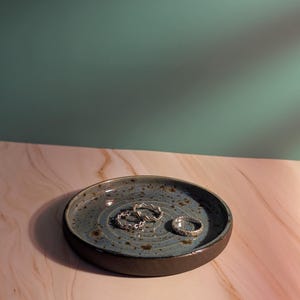 Plato para joyas de cerámica azul moteada – Porta anillos de gres hecho a mano – Plato artesanal para baratijas – Regalo de cerámica de estudio