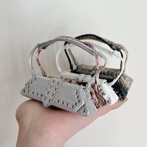 Auf Lager Tasche Python Schlange Muster 1/3 pu Leder weiß Umhängetasche für BJD Puppe Zubehör