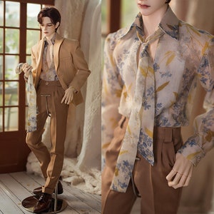 Puede incluir: Una chaqueta marrón con una camisa de estampado floral y pantalones marrones. La camisa tiene una corbata larga con estampado floral.