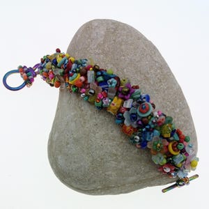 Millefiori fröpärlarmband, engelsk trädgårdsblommor i manschett, bohemiska smycken, brett utsmyckat armband, flerfärgad regnbåge, färgglad kul
