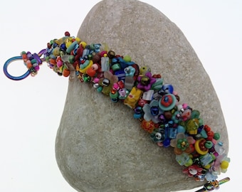 Millefiori-zaadkralenarmband, manchet met Engelse tuinbloemen, boho-statementsieraden, brede versierde armband, veelkleurige regenboog, kleurrijk plezier
