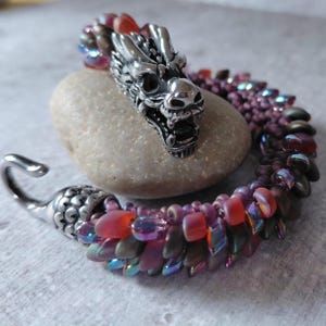 Drachenschuppenarmband, Magenta-Rosa-Bronze, gotischer Thronverschluss, mythische Fantasy, cool, auffällig, Boho, funky, verspielt, Statement-Piece, Renaissance-Festival, Dungeons & Dragons