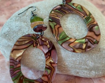 Unika, ovala örhängen i acetat och återvunnet glas, Ghana-glas, öronkrokar i konstgrönt guld med rosa sköldpaddsmönster, funky och roliga statement-smycken