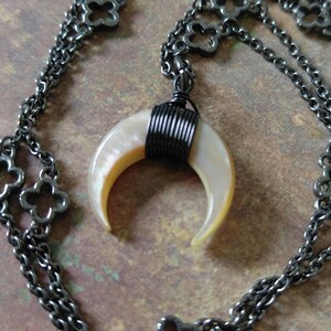 Collar de concha de abulón en forma de media luna: cadena iridiscente estilo bohemio en tono bronce