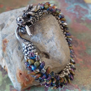 Pulsera de escamas de dragón, púrpura, plata y bronce, cierre gótico de tronos, fantasía mítica, estilo boho moderno y atrevido, pieza llamativa, Ren Fest DND