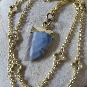 Collana con zanna di opale blu immersa nell'oro - Catena a quadrifoglio da 16"