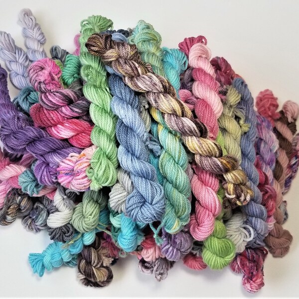 MYSTERY Mini Skeins - 5er, 10er oder 20er Beutel, superwash Merino Sockenwolle & DK Gewicht, 10 oder 20 Gramm, zufällige Farben