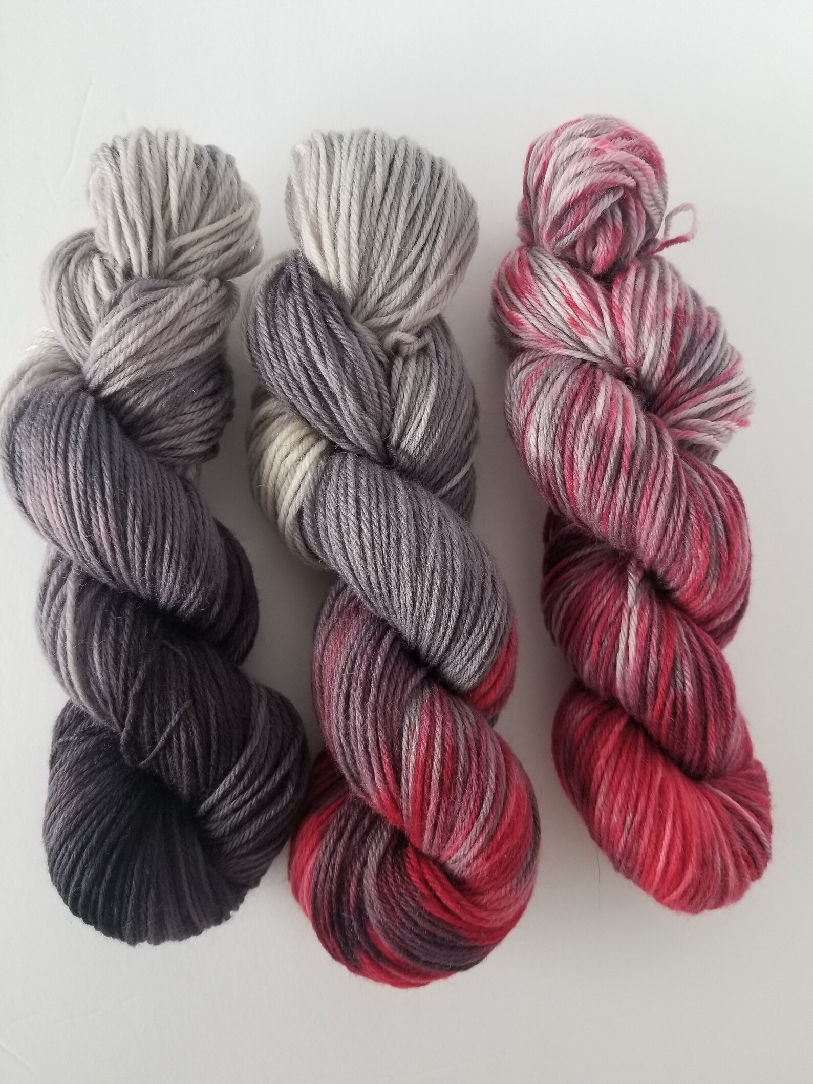 Hand dyed yarn / set of 3 / red gray variegated / worsted | Etsy
