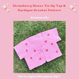 Peut inclure: Un haut en crochet rose à nouer avec des manches courtes et un motif de fraises. Le haut est sur un fond de gazon vert. "Strawberry Kisses Tie-Up Top & Cardigan Crochet Pattern @essdeecrafts This is a digital PDF pattern ONLY" est écrit sur l'image.