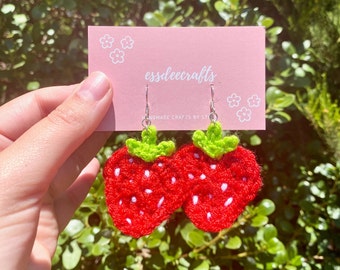 Boucles d'oreilles crochet fraises rouges (faites main)