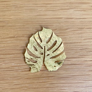 Hammered cheese plant leaf- monstera leaf- plant leaf bookmark- leaf bookmark-brass - book dart- page marker-plants- leaves-plant gift