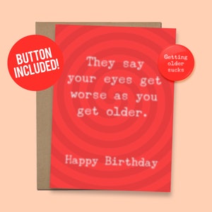 Tarjeta de cumpleaños divertida mala vista "Tus ojos empeoran a medida que envejeces" Vejez 60 lb. Cartulina + Botón de 1,5" [Código QR de mensaje de video]