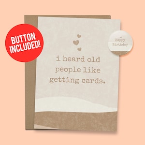 Carte d'anniversaire amusante « J'ai entendu des personnes âgées aimer obtenir des cartes » Cadeau pour vieillir 60 kg. Papier cartonné + bouton 1,5" [Message vidéo QR Code]