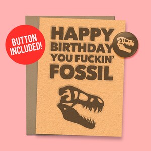 Carte d'anniversaire amusante "You Old Fossil" pour personne âgée, 40e anniversaire 60 lb. Papier cartonné + bouton 1,5" [code QR de message vidéo disponible]