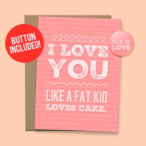 I Love You Like Fat Kid Loves Cake Valentijnsdag Kaart | Vriendschap Liefde Verjaardag Card voor hem of haar 60 pond. Kaartvoorraad + 1,5-inch knop