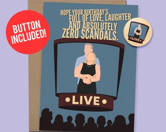 Puede incluir: Una tarjeta de cumpleaños con una pareja abrazándose en un escenario, con la palabra "LIVE" debajo. La tarjeta dice: "Espero que tu cumpleaños esté lleno de amor, risas y absolutamente cero escándalos". Se incluye un botón rojo.