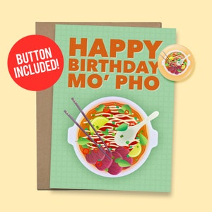 Carte d'anniversaire drôle de Pho Cadeau « Joyeux anniversaire Mo' Pho » 60 lb. Papier cartonné + bouton 1,5 po. [Code QR du message vidéo disponible]