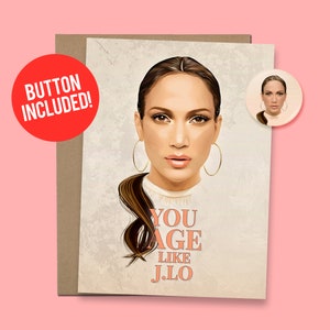 Cartão de aniversário J. Lo Presente Jennifer Lopez "You Age Like J. Lo" 60 lb. Cartão + Botão 1,5" [Código QR de vídeo disponível]