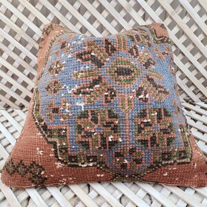 Vintage Turkish Carpet Pillow Cover: Bohemian Rustic Decor (20x20in)