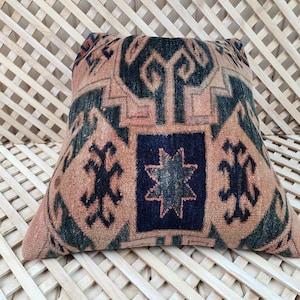 Vintage Turkish Carpet Pillow Cover: Bohemian Wool Throw Pillow (20x20in)