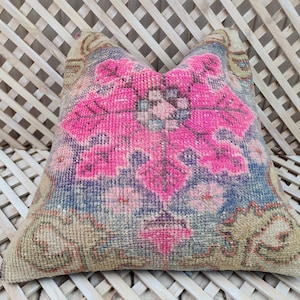 Vintage Turkish Carpet Pillow Cover: Bohemian Wool Throw Pillow (20x20in)