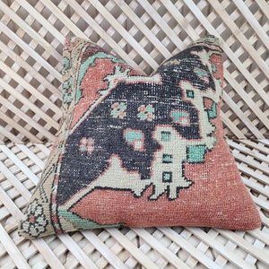 Vintage Turkish Carpet Pillow Cover: Bohemian Rustic Decor (20x20in)