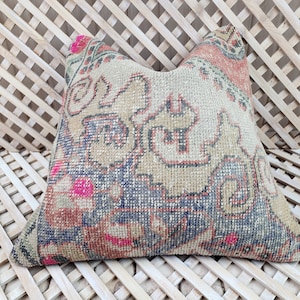 Vintage Turkish Carpet Pillow Cover: Bohemian Rustic Decor (20x20in)
