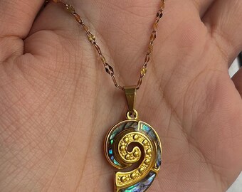 Stainless steel gold conch shell charm necklace, hypoallergenic, anti-tarnish, water/ sweat resistant, adjustable necklace, unisex jewellery