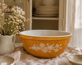 Vintage Pyrex fjärilsguldfärgad bunke 403 | 2,5 qt gul Askungen-eran skål för inredning | Retro köksinredning i lantlig stil från 1970-talet