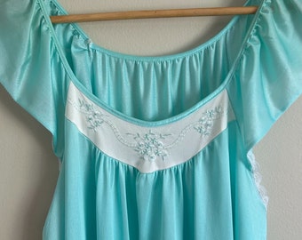 Vintage Mint Green Lace Front Night Gown