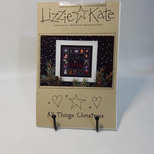 Lizzie Kate Vintage All Things Christmas Kreuzstichmuster mit Just Another Button Company Verzierungsset und Leinen-Weihnachtssticker