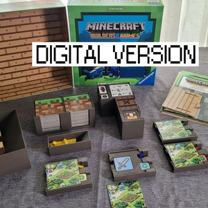 Könnte beinhalten: Eine Nahaufnahme eines Minecraft Builders & Biomes Brettspiels mit einer grauen und braunen Schachtel, einem grünen und braunen Spielbrett und verschiedenen Spielfiguren. Der Text "DIGITAL VERSION" ist in weißen Buchstaben auf schwarzem Hintergrund geschrieben.